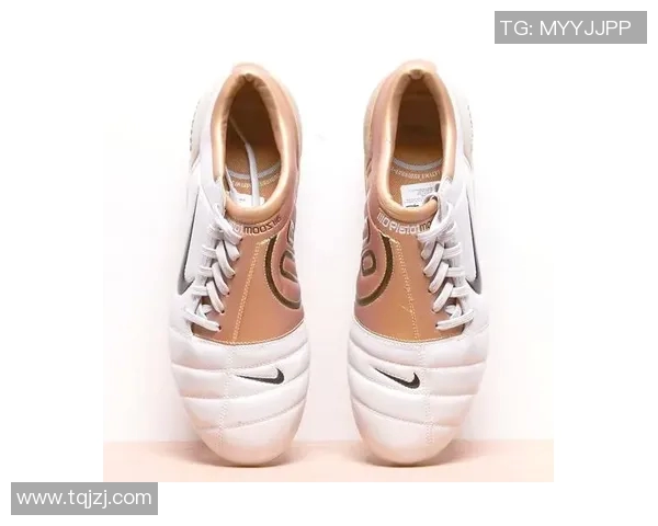 传奇球星的足迹：他们曾穿过的经典足球鞋盘点